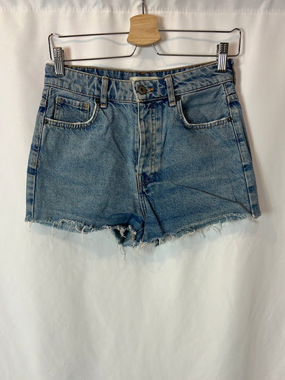 BERSHKA. Pantalón corto denim  abotonadoT.36