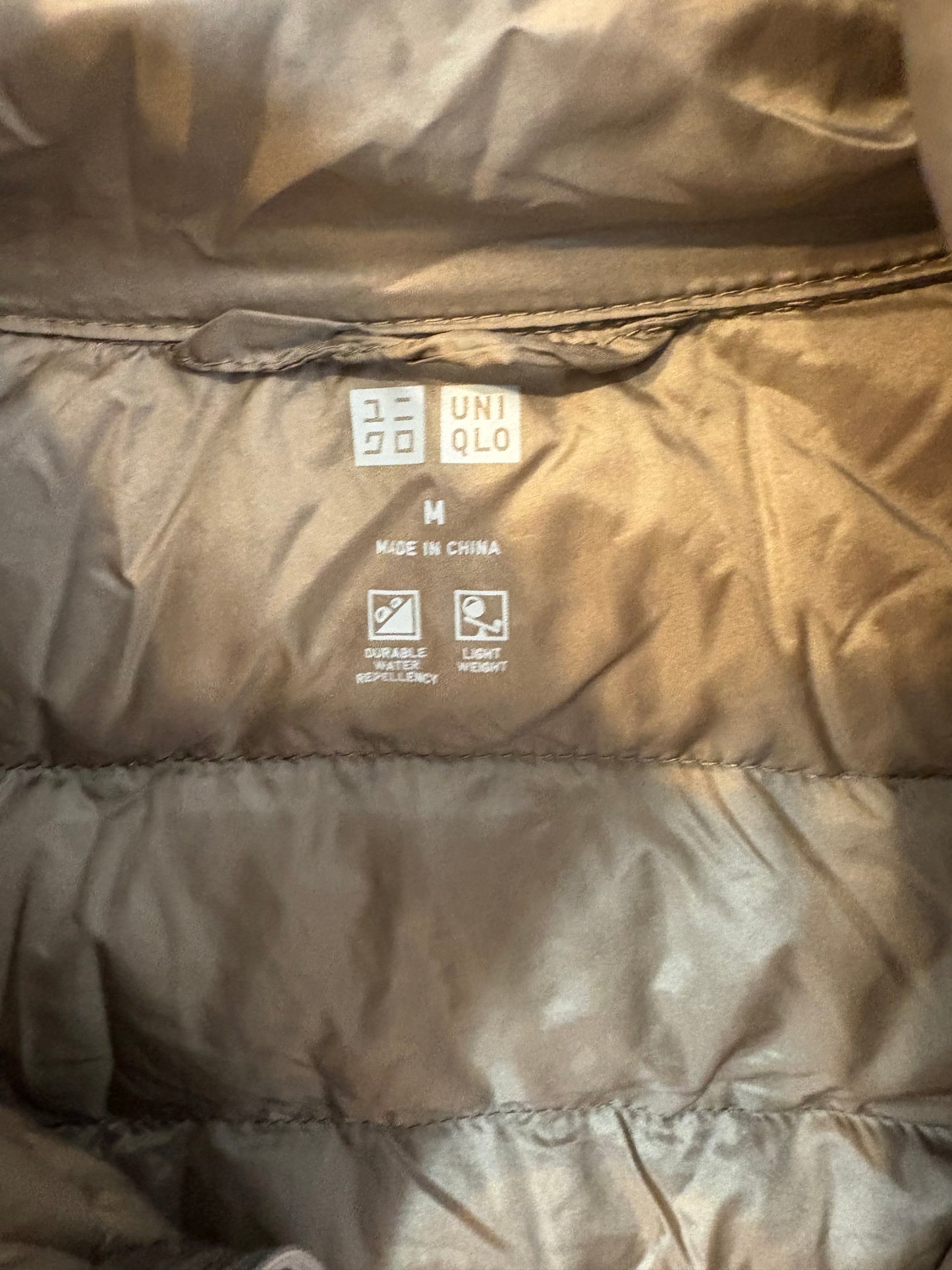 UNIQLO. Plumas sin mangas ligero marrón claro