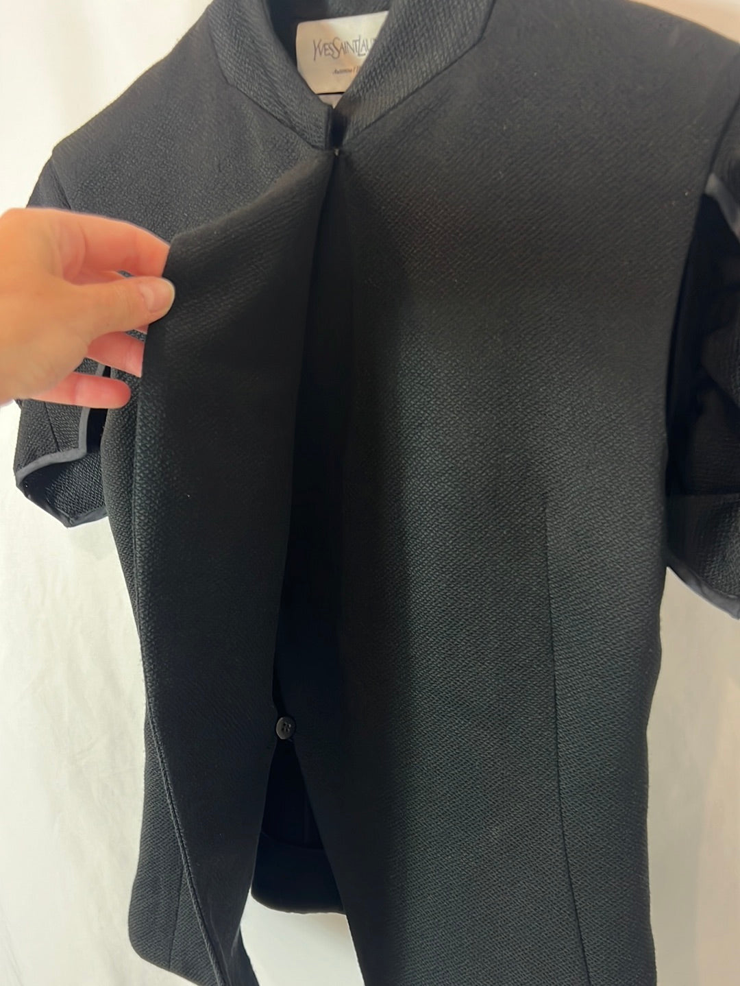 YVES SAINT LAURENT. Chaqueta/ top negro textura. T 38