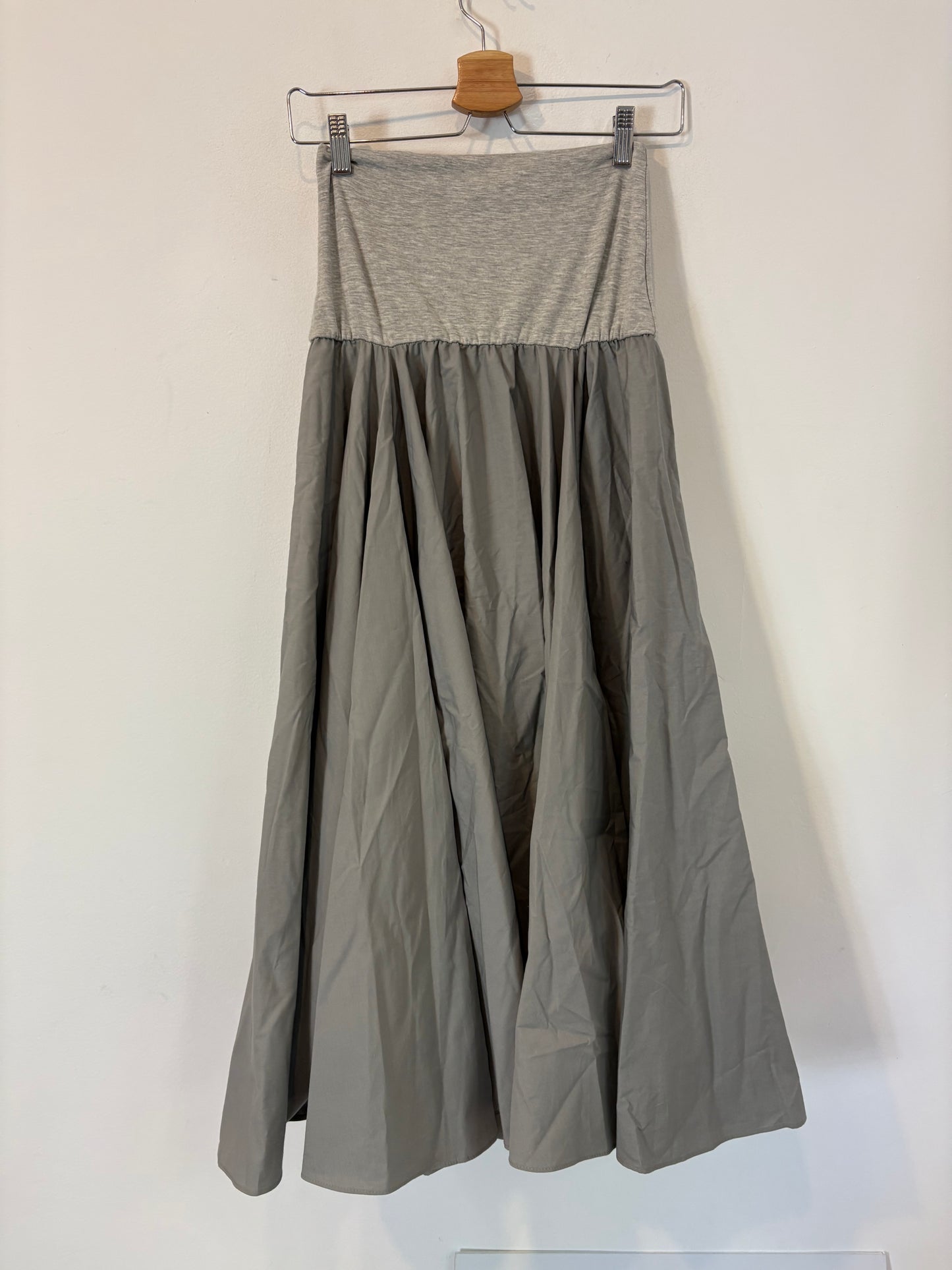 GIMAGUAS. Vestido/falda gris vuelo  Tu(s)