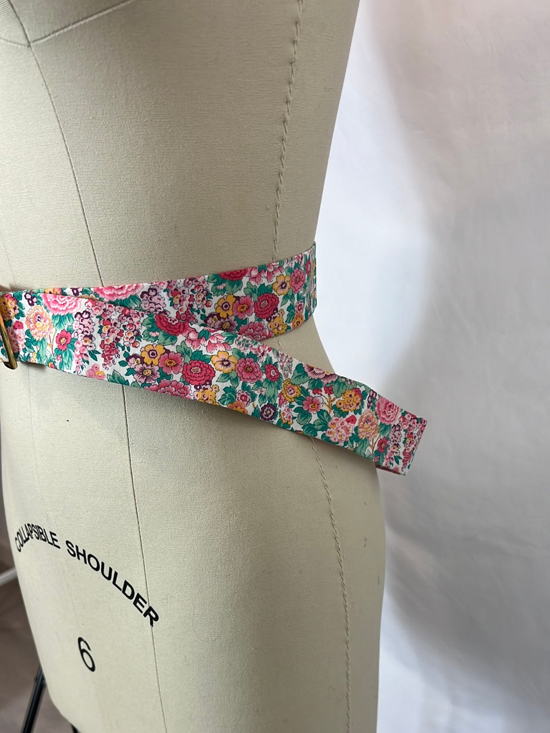 OTRAS. Cinturón flores rosas y verdes