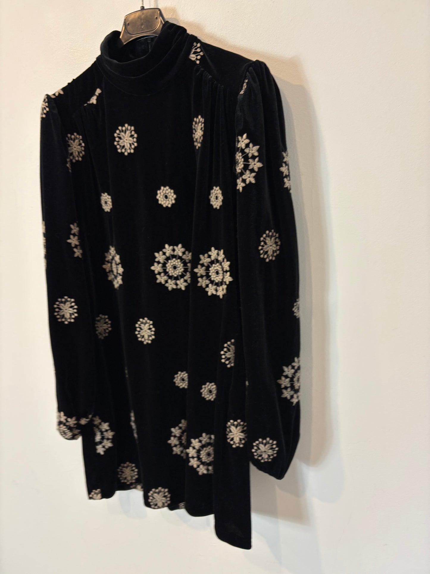 ZARA. Vestido corto terciopelo bordado