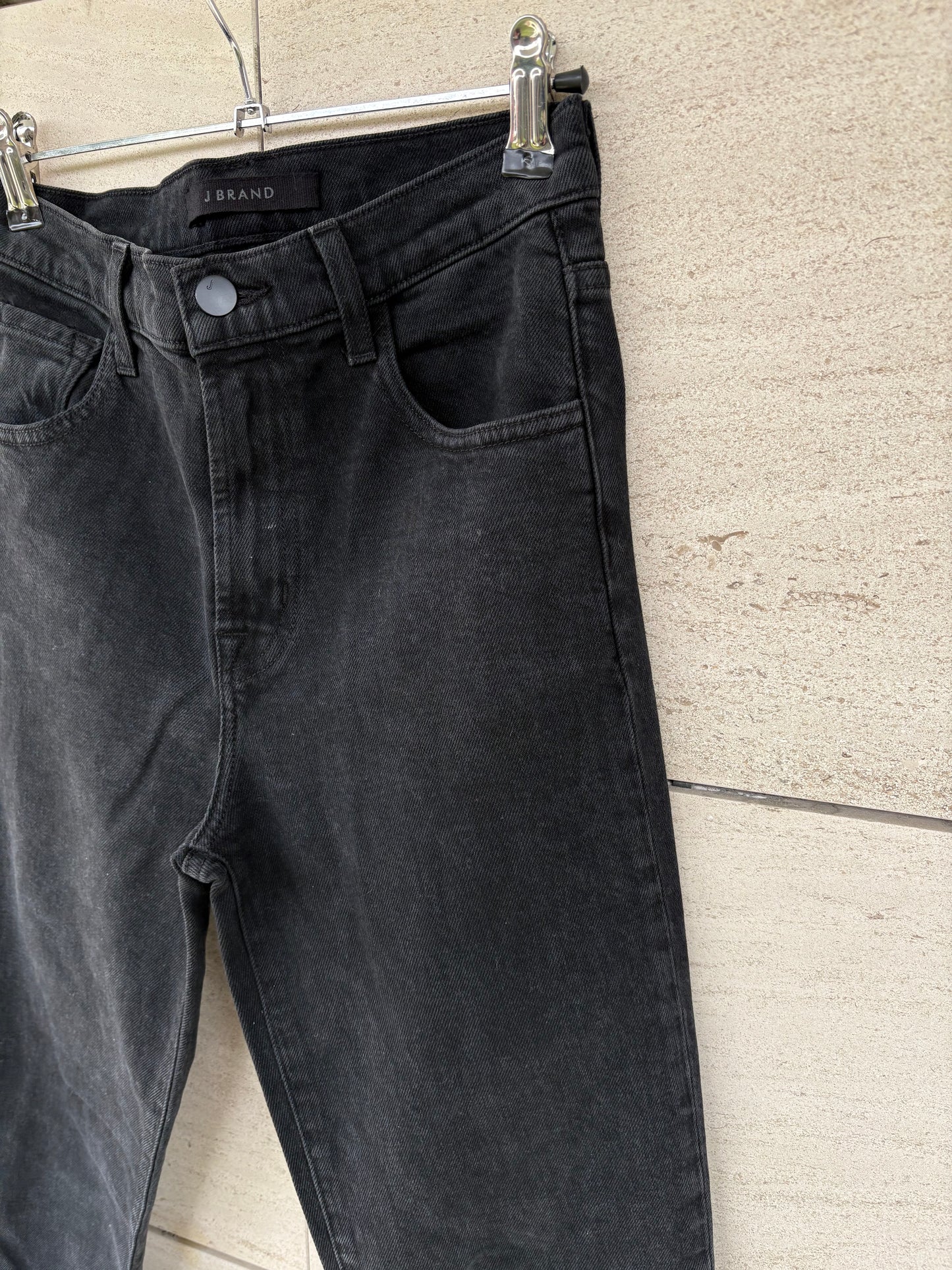 J BRAND. Denim negro ligeramente acampanado