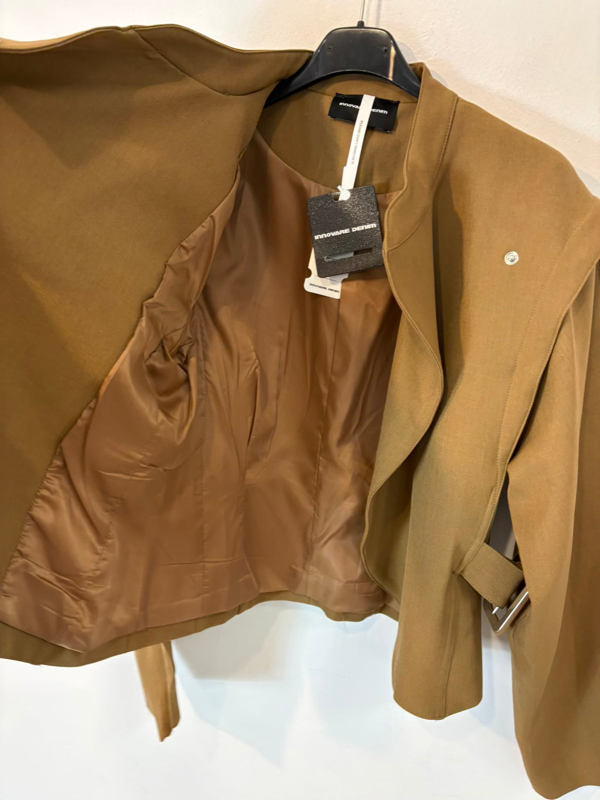 Chaqueta marrón cruzada con cinturón