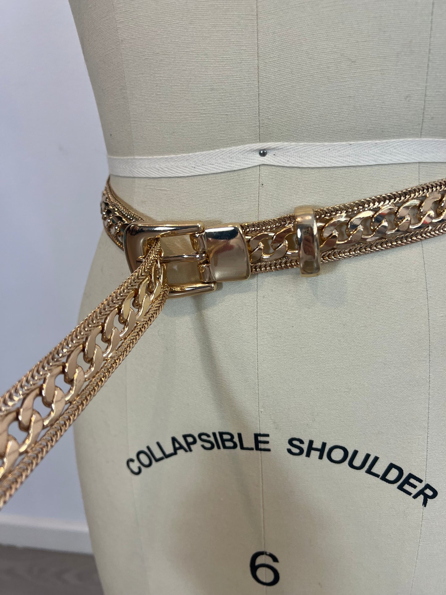 OTRAS. Cinturón cadena dorado. T S/M