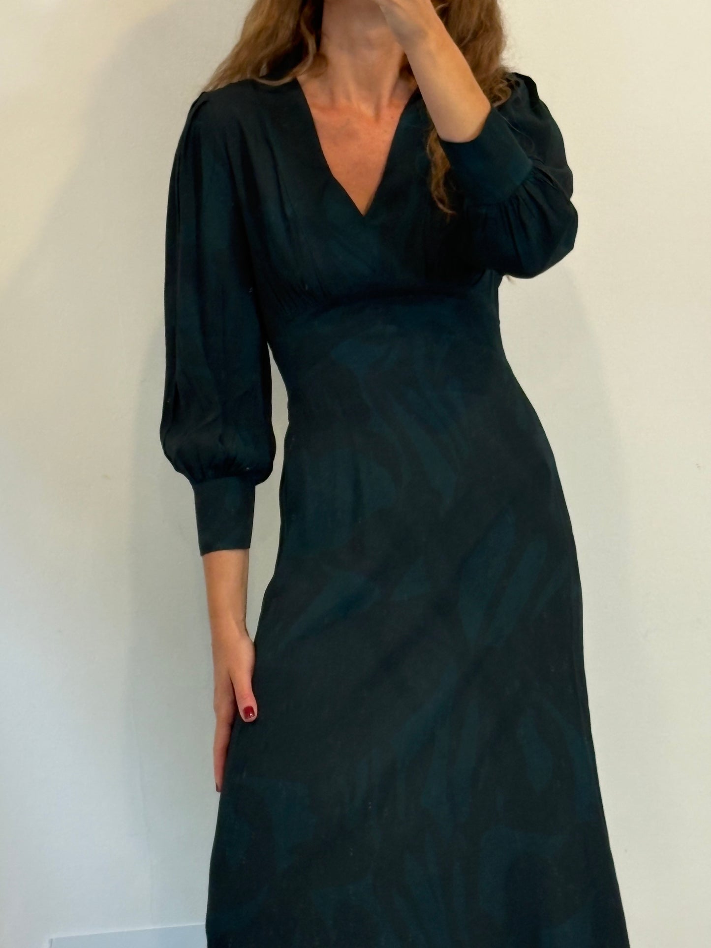 JUAN AVELLANEDA. Vestido largo verde estampado