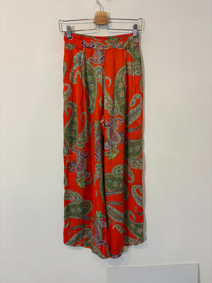OTRAS. Pantalón fluido naranja estampado