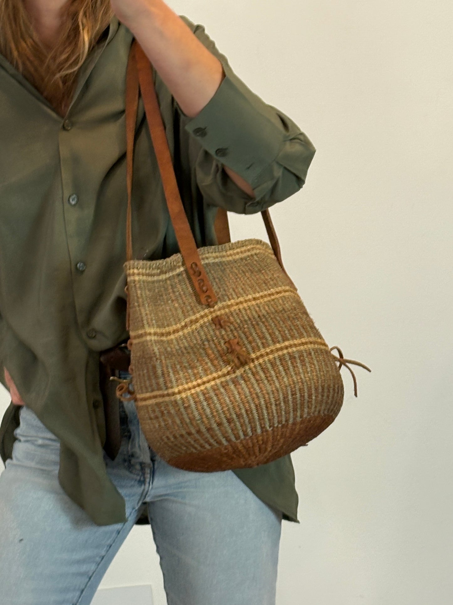 OTRAS. Bolso asa larga con piel