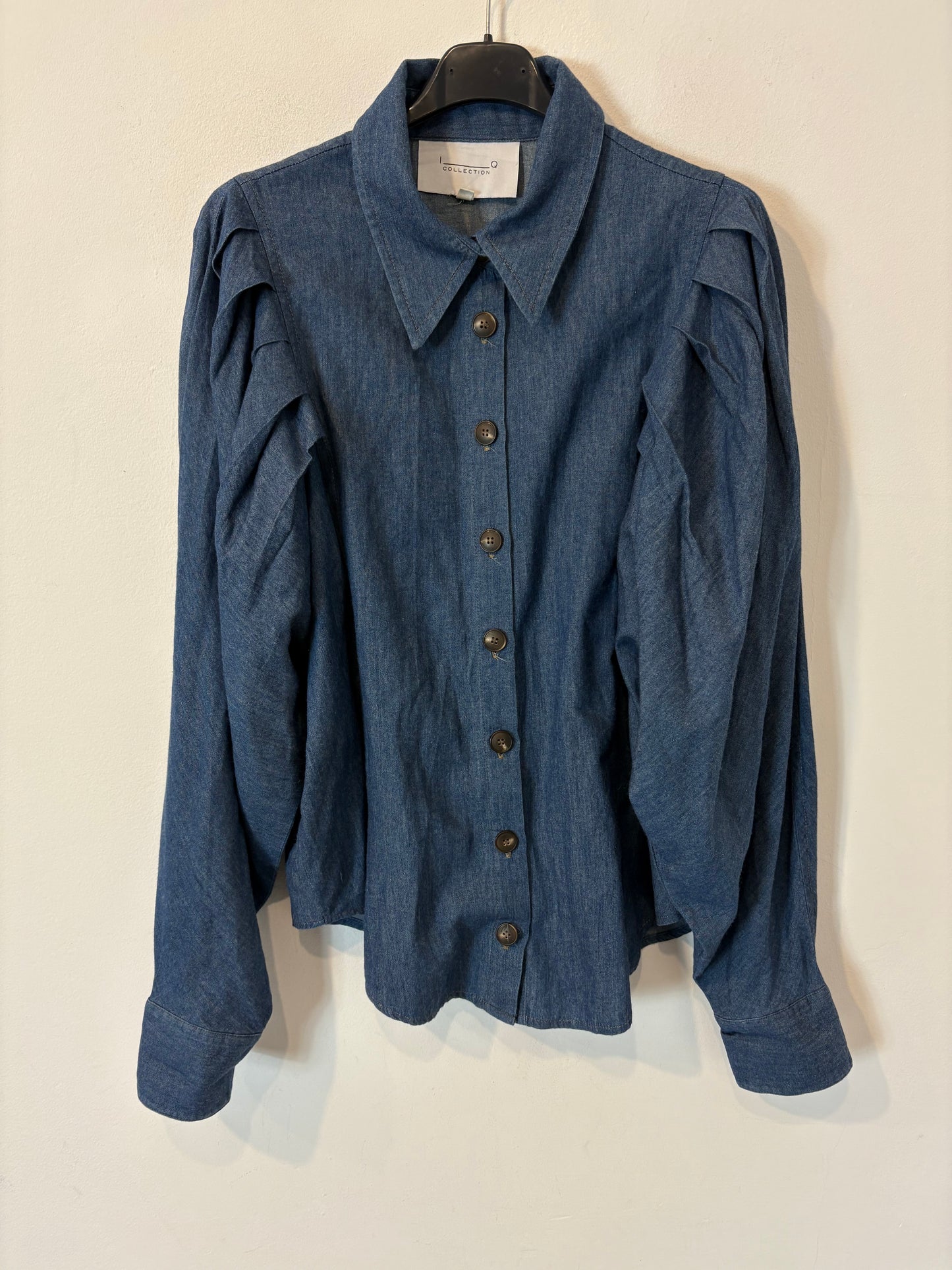 IQ COLLECTION. Camisa denim manga abullonada