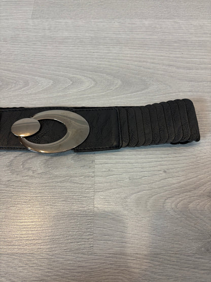 OTRAS. Cinturón negros hebilla ovalada