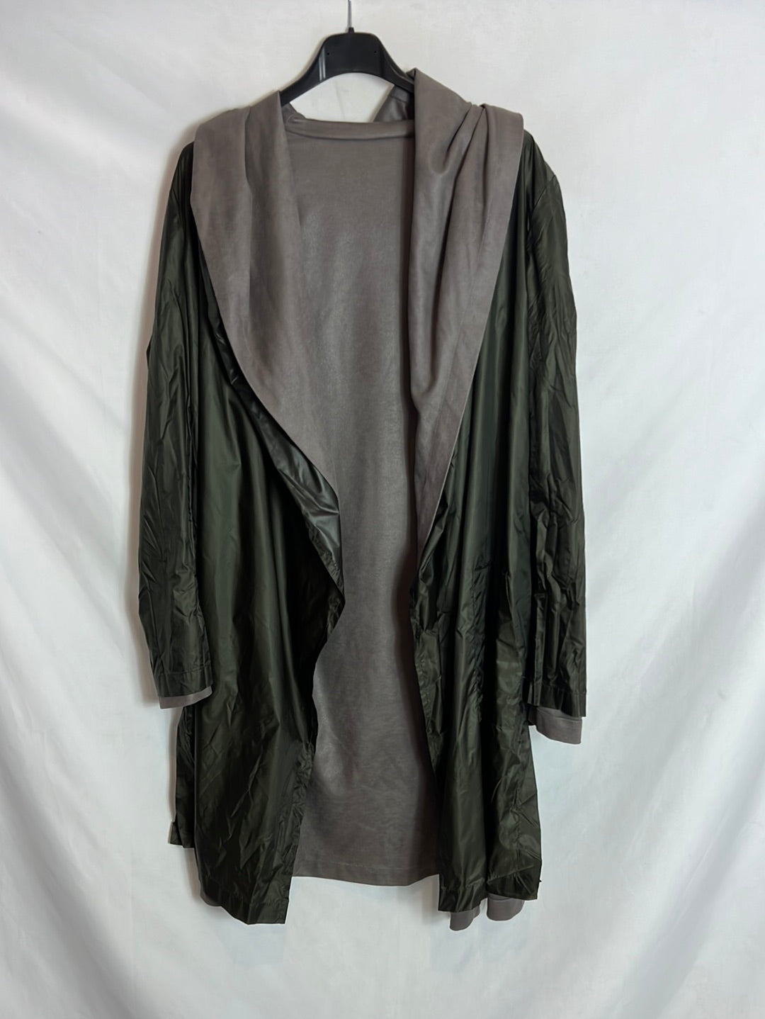 ADOLFO DOMÍNGUEZ. Chaqueta fluida reversible gris y verde. T 38