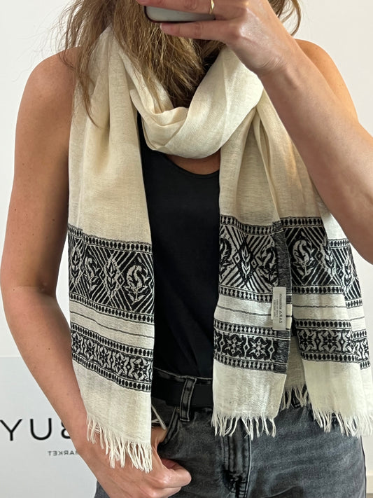 ZARA. Pañuelo beige detalles étnicos