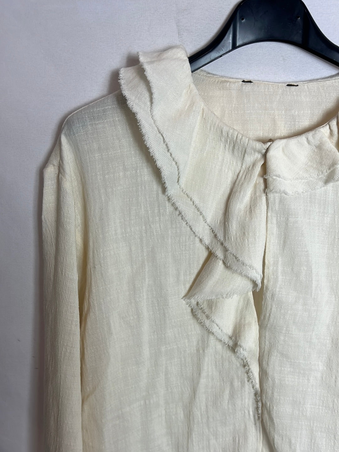 MASSIMO DUTTI. Blusa algodón beige volante. T XS