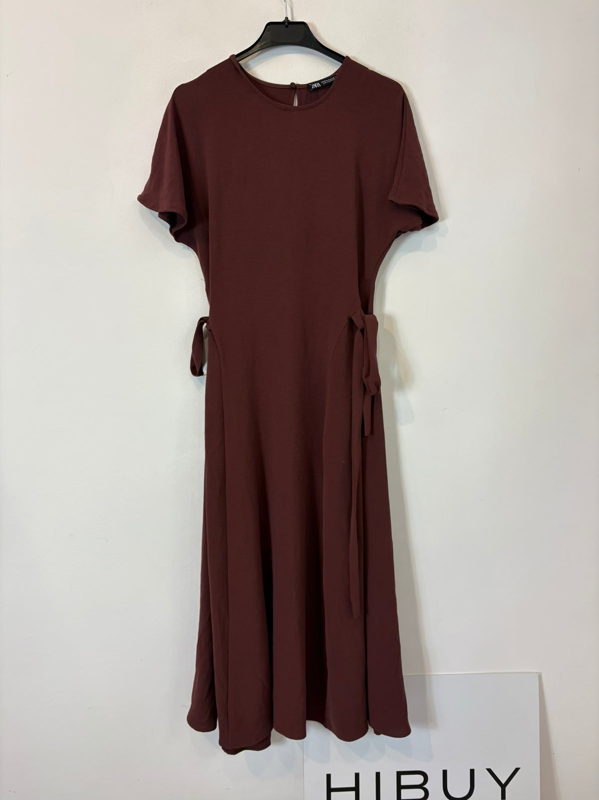 ZARA. Vestido largo burdeos lazadas