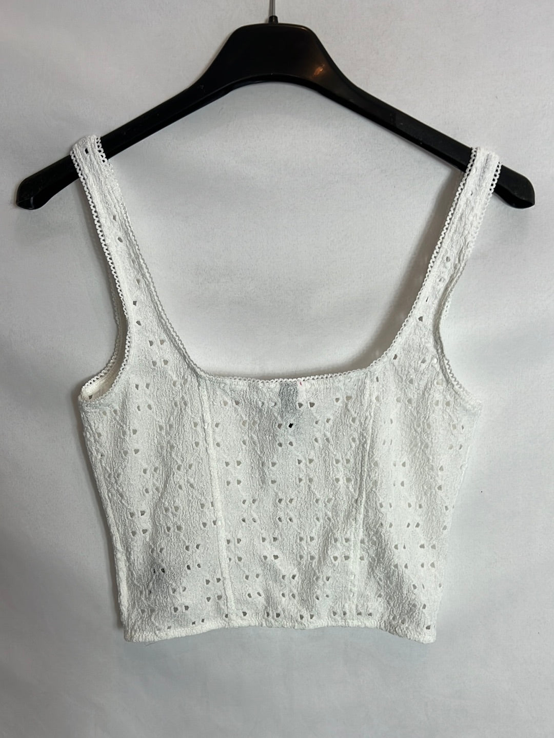 H&amp;M. White crop top with hooks. T 38