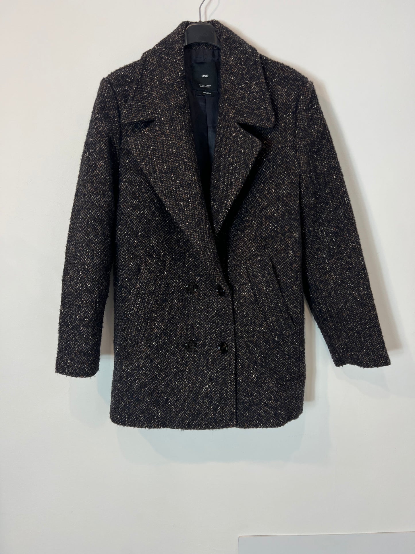MANGO. Abrigo negro cruzado jaspeado. T S