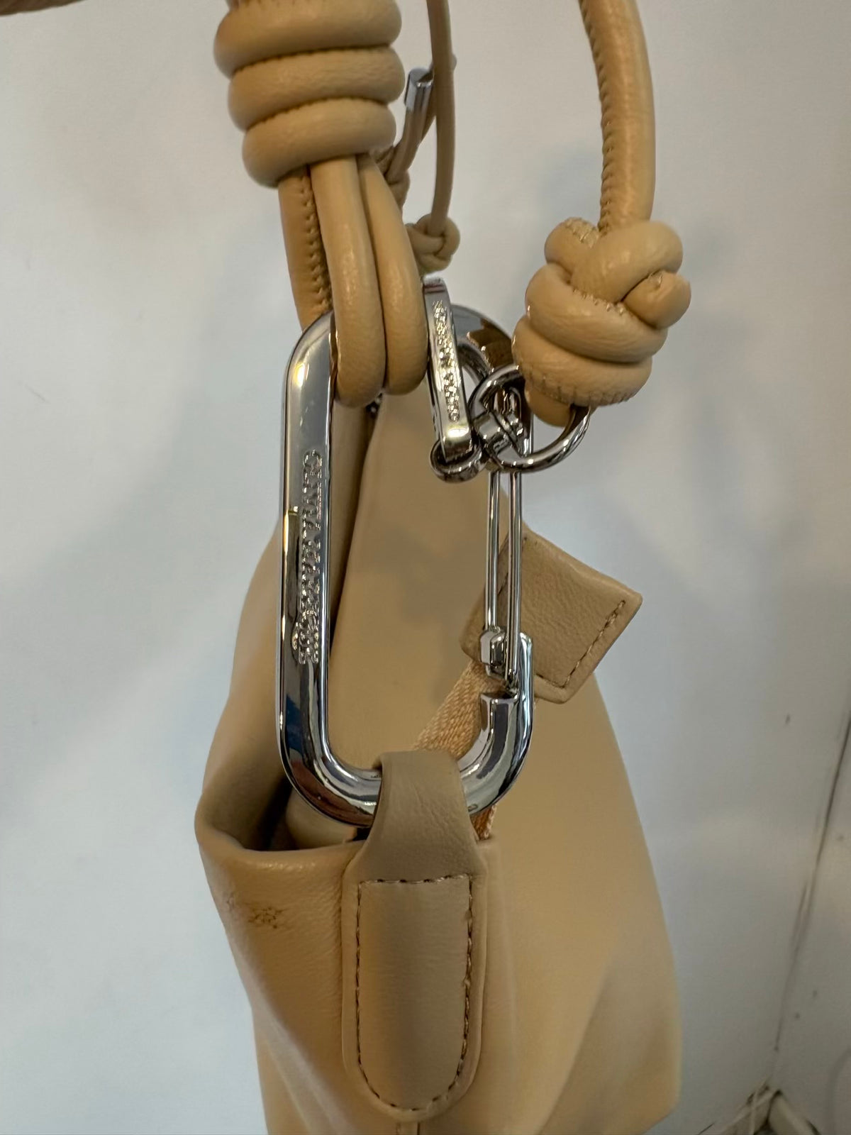 OLIVIA MAREQUE. Bolso piel beige