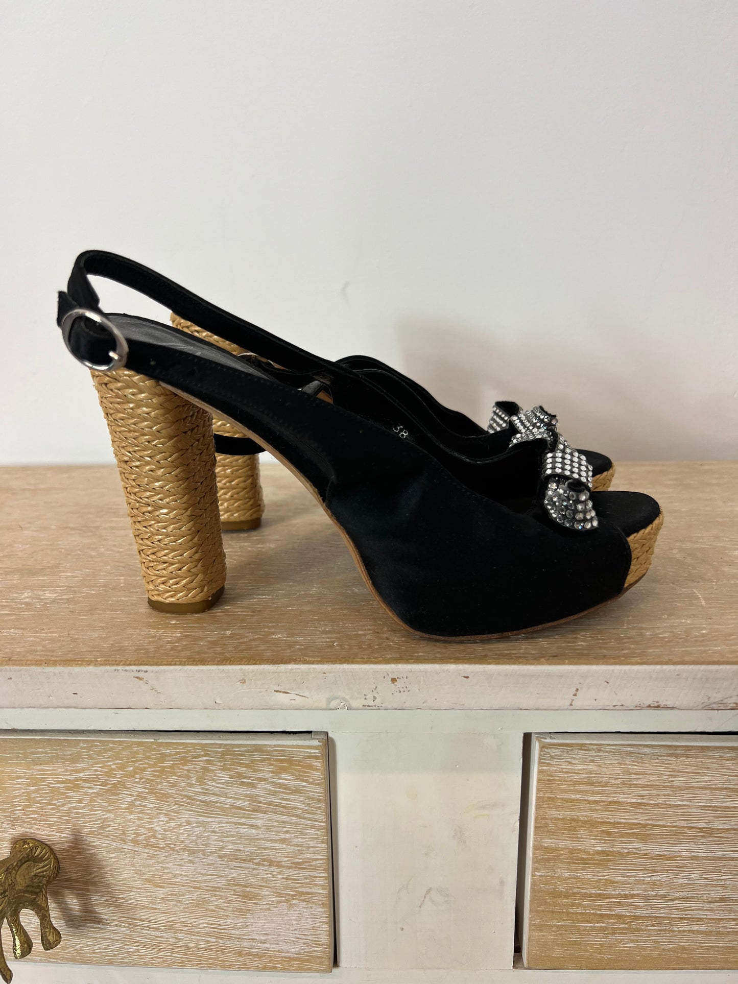 CASTAÑER. Sandalia negra detalles. T 38