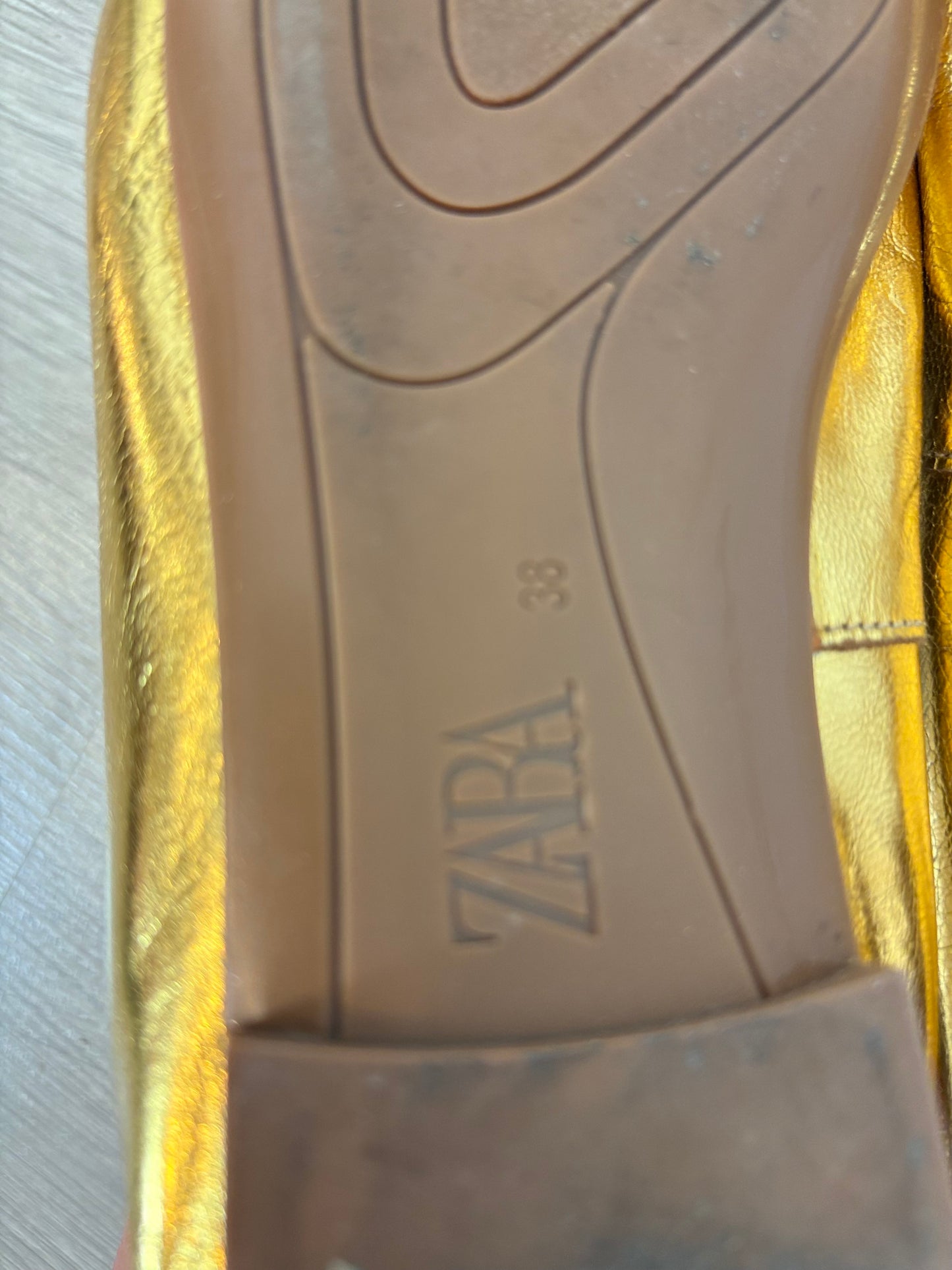ZARA. Flat gold ballet flats, size 38