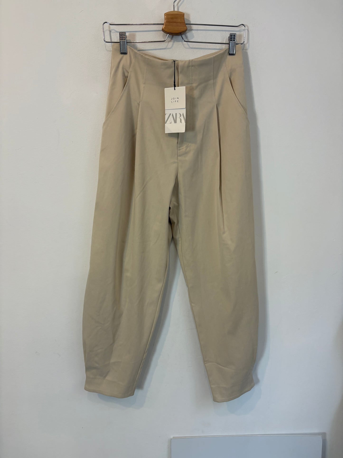 ZARA. Pantalón beige pinzas