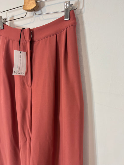 BRUNA. Total dark pink look with details. TS