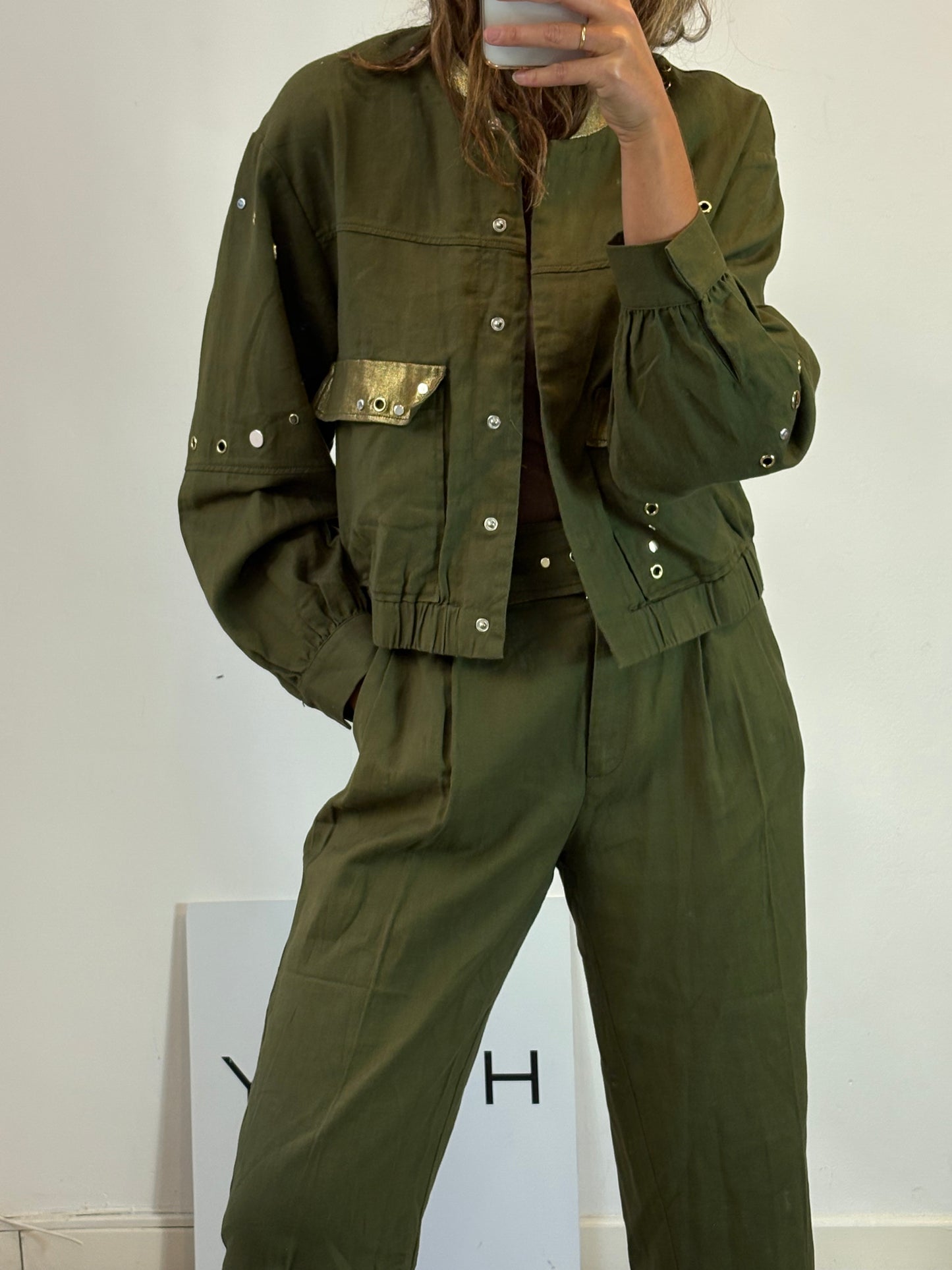 SCALPERS. Conjunto verde tachas. T S