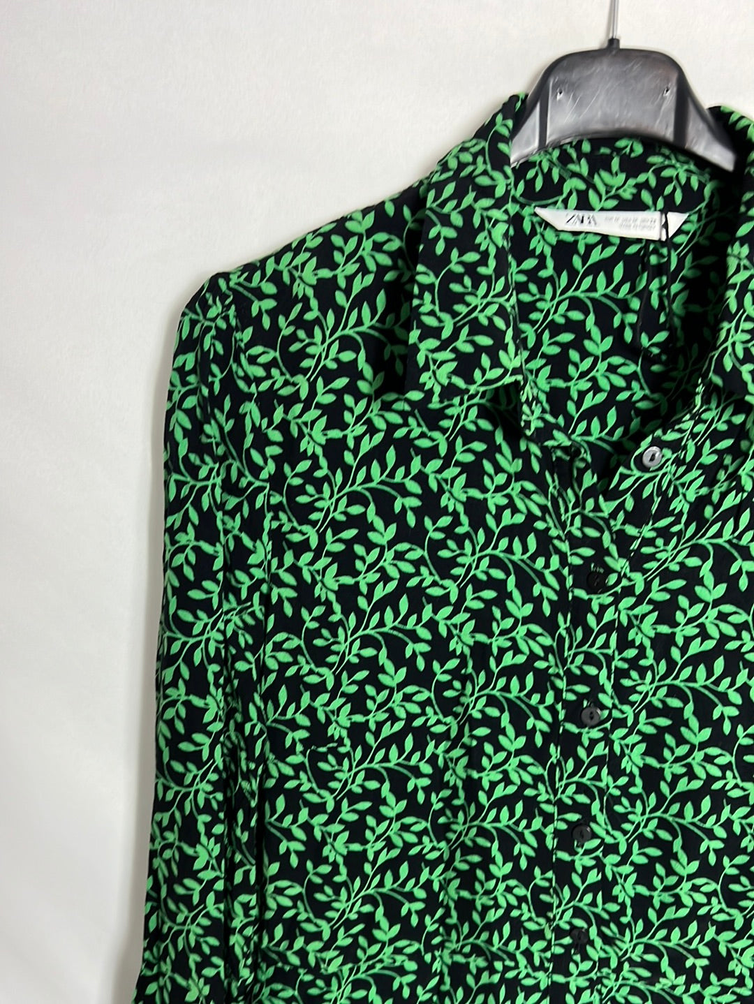 ZARA. Vestido largo camisero verde y negro. T M