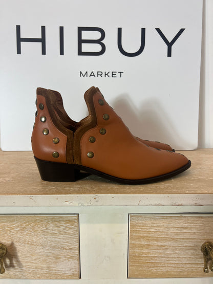 MICUIR. Botines camel tachuelas T.38