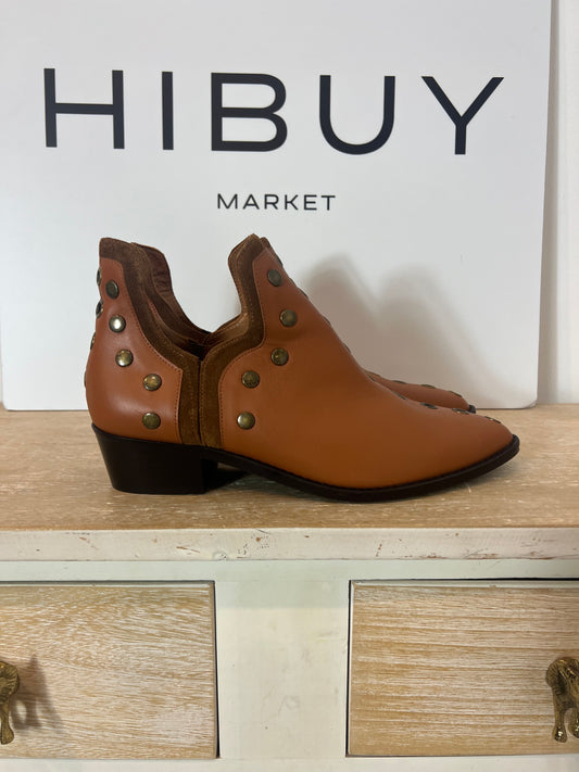 MICUIR. Botines camel tachuelas T.38