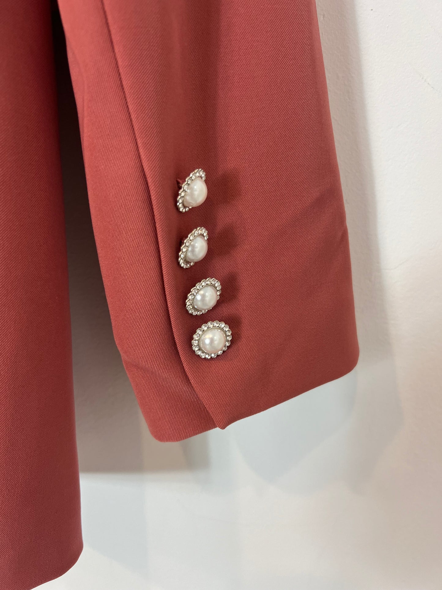 BRUNA. Total dark pink look with details. TS