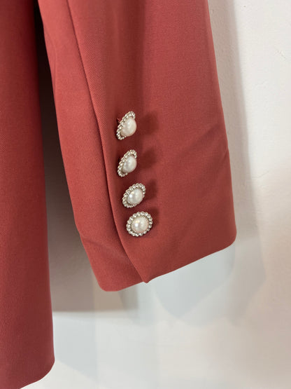 BRUNA. Total dark pink look with details. TS