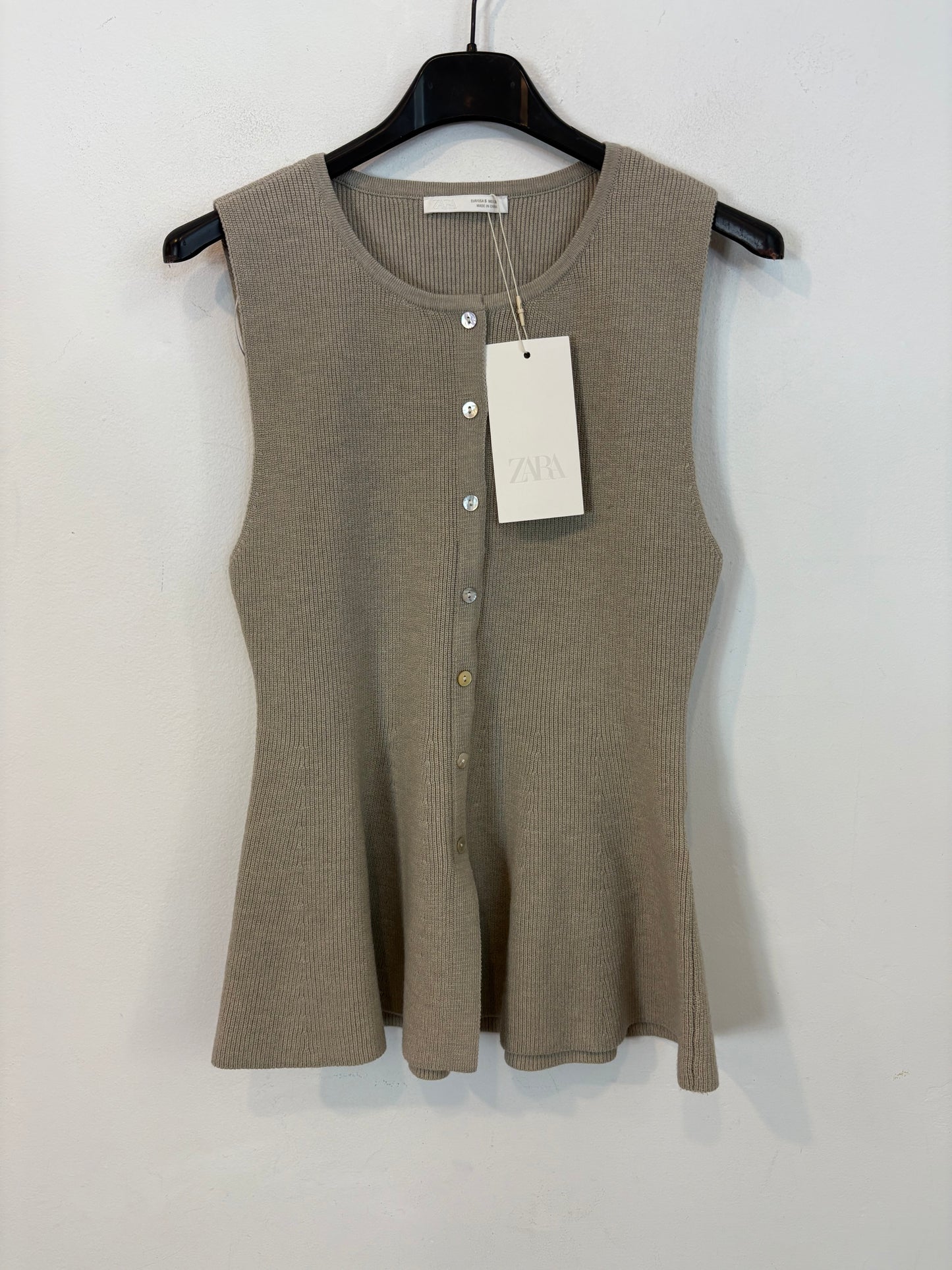 ZARA. Top punto abotonado