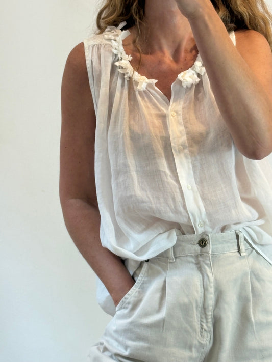 BELLEROSE. Top blanco detalle cuello
