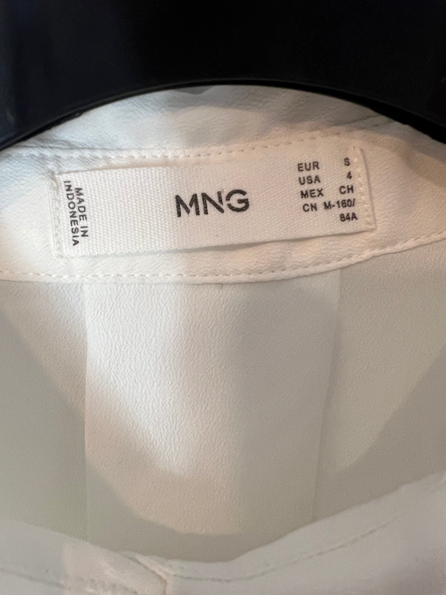 MANGO. Blusa fluida blanca. T S