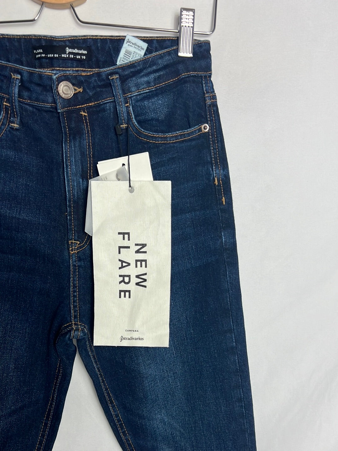 STRADIVARIUS. Denim campana oscuro. T 38