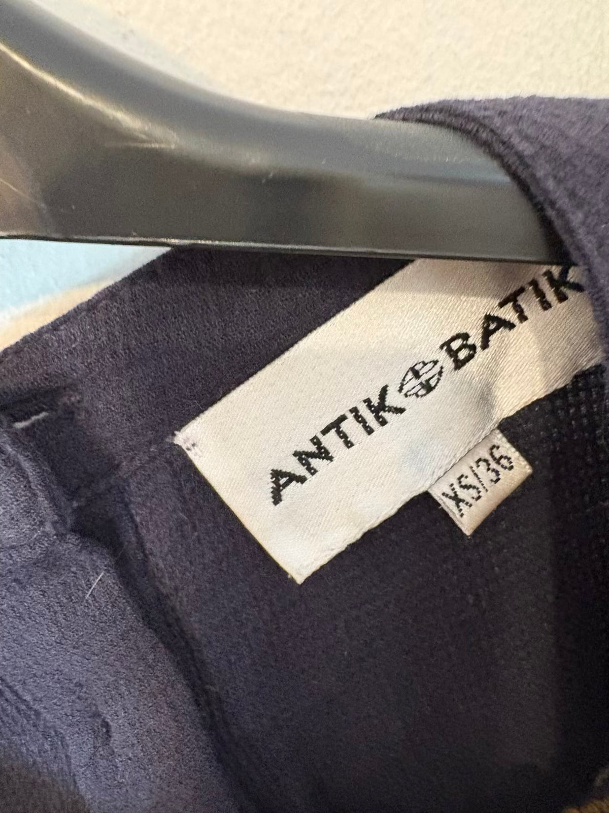 ANTIK BATIK. Blusa azul textura bordados