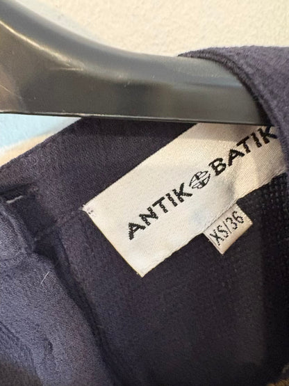 ANTIK BATIK. Blusa azul textura bordados