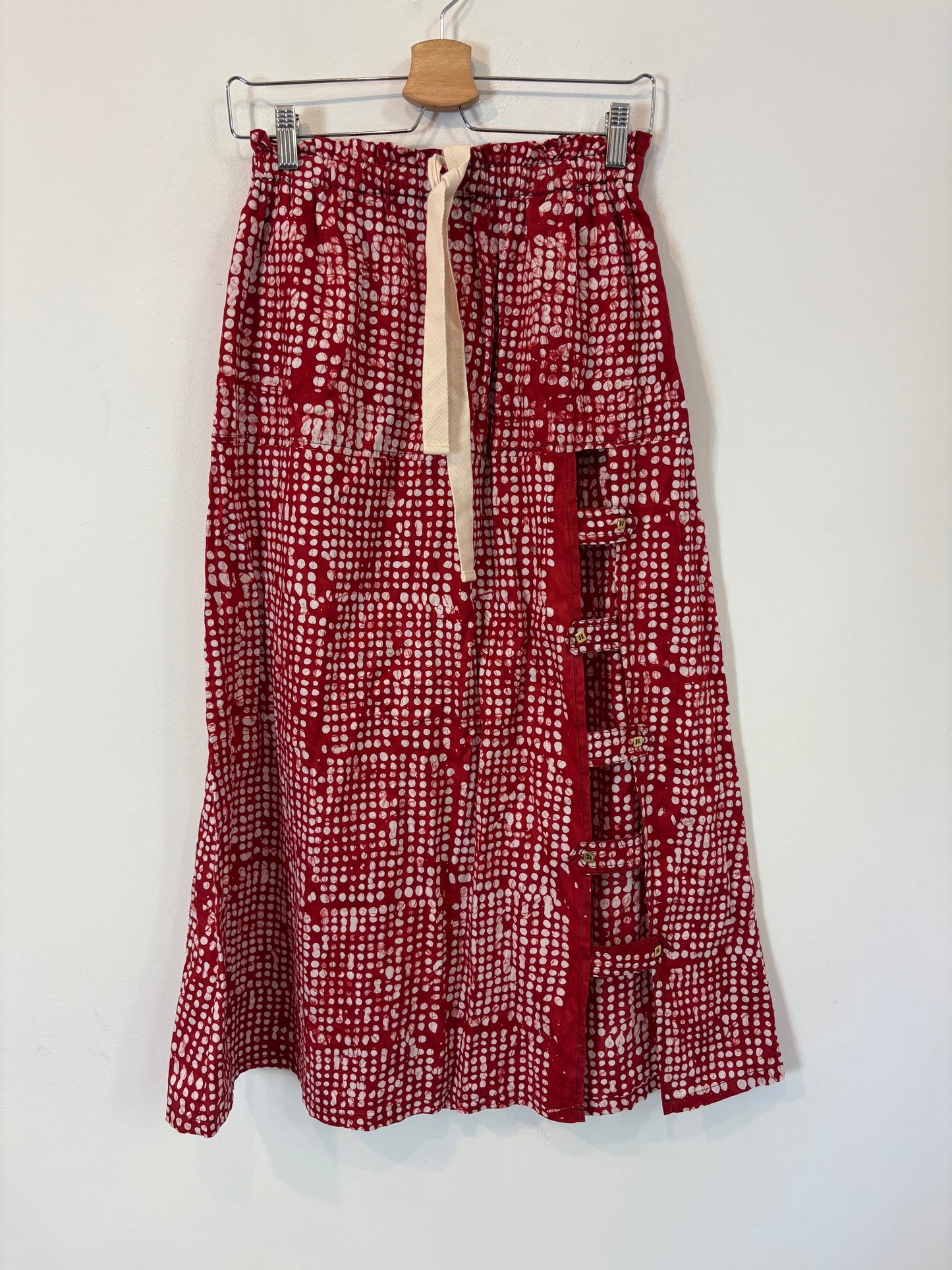 KIMALÉ. Conjunto falda y camisa roja estampada. T 36