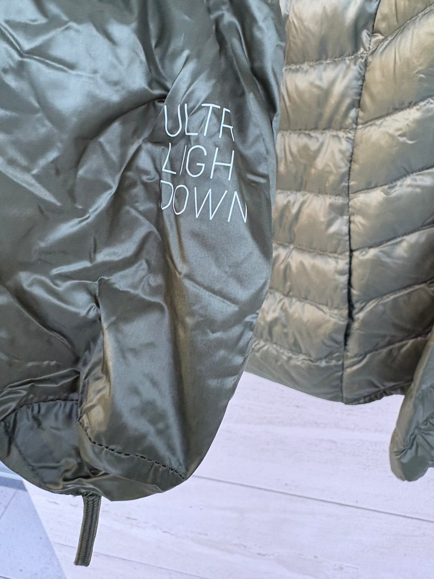 UNIQLO. Ultralight green down jacket. TM
