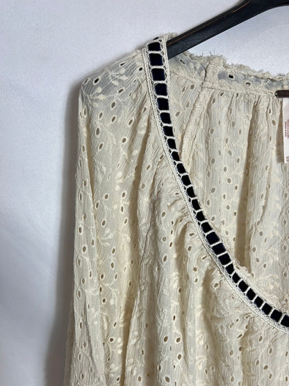 FREE PEOPLE. Beige die-cut blouse. T XS