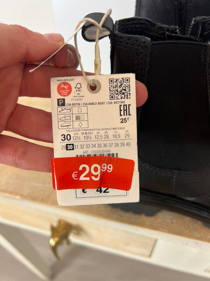 ZARA. Black Chelsea boots. Size 30