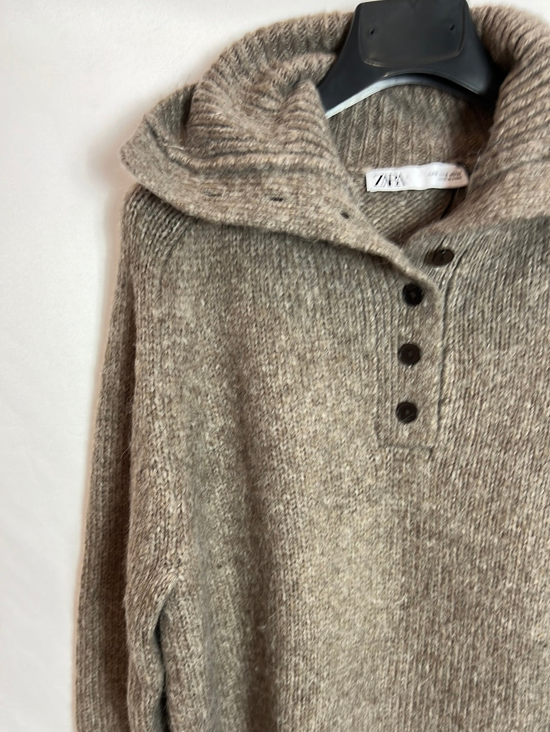 ZARA. Jersey marrón botones cuello T.s