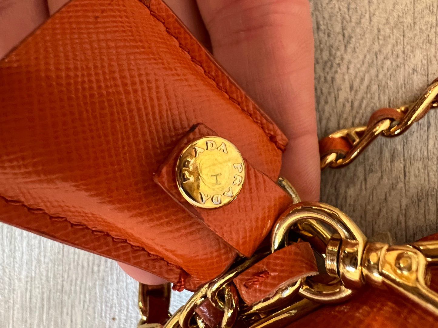 PRADA. Bolso mini Galleria naranja