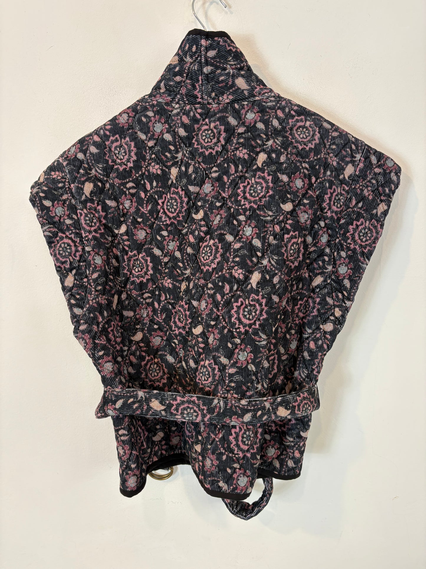 OTRAS. Chaleco azul textura flores