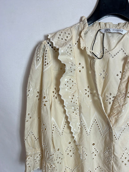ZARA. Blusa beige troquelada T.m