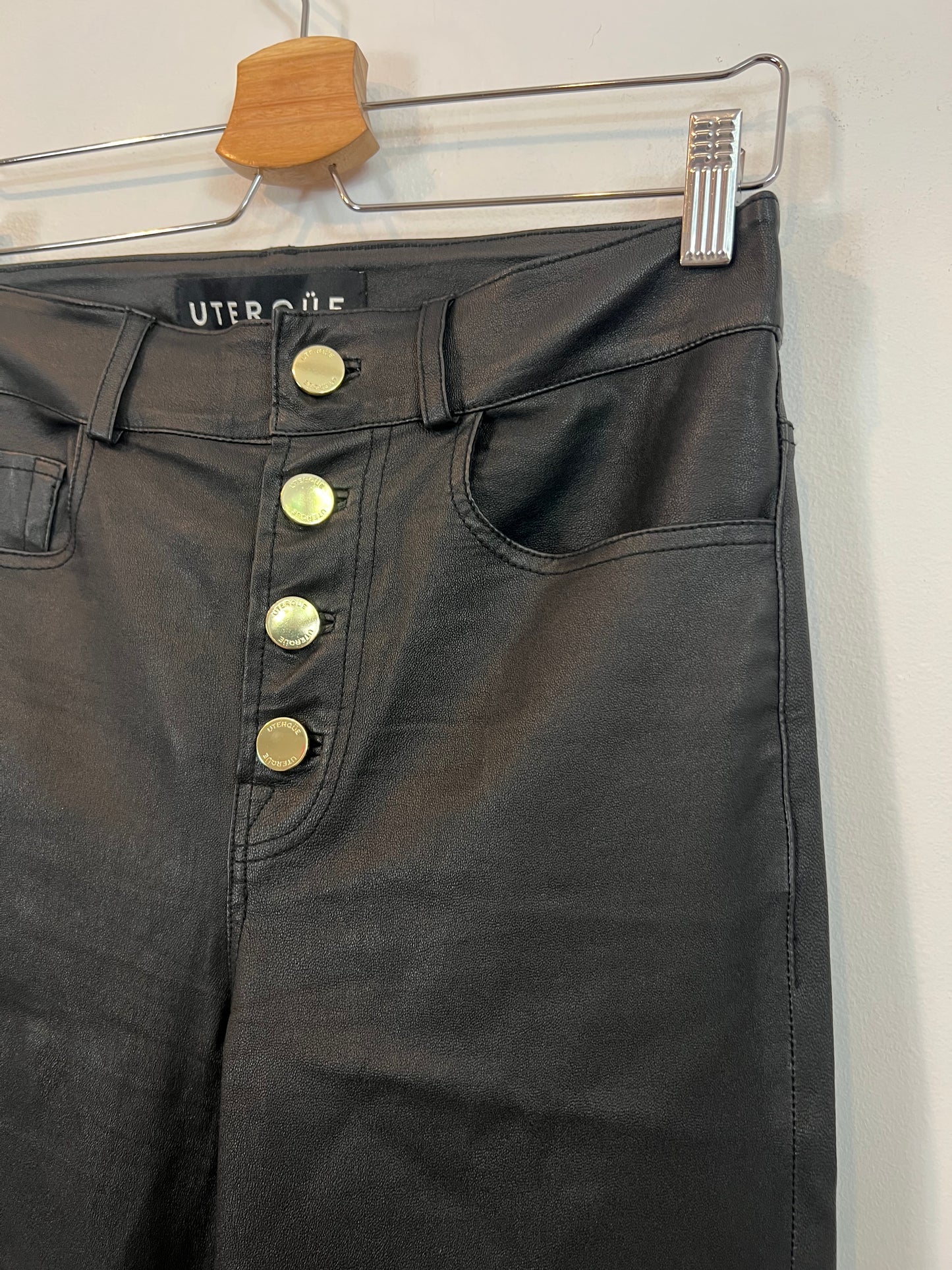 UTERQÜE. Black leather Ts trousers