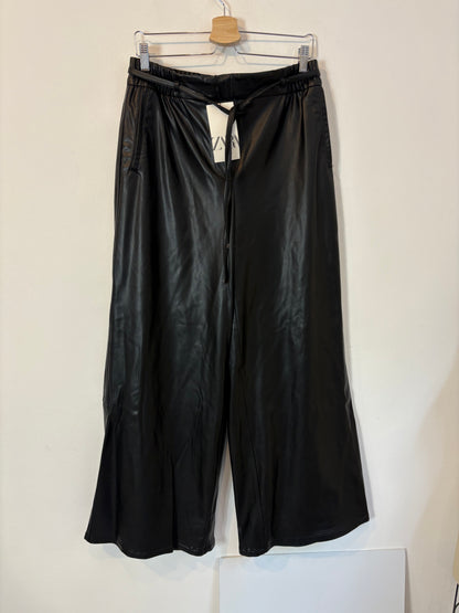 ZARA. Pantalón efecto piel pata ancha