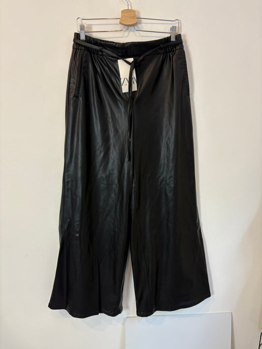 ZARA. Pantalón efecto piel pata ancha