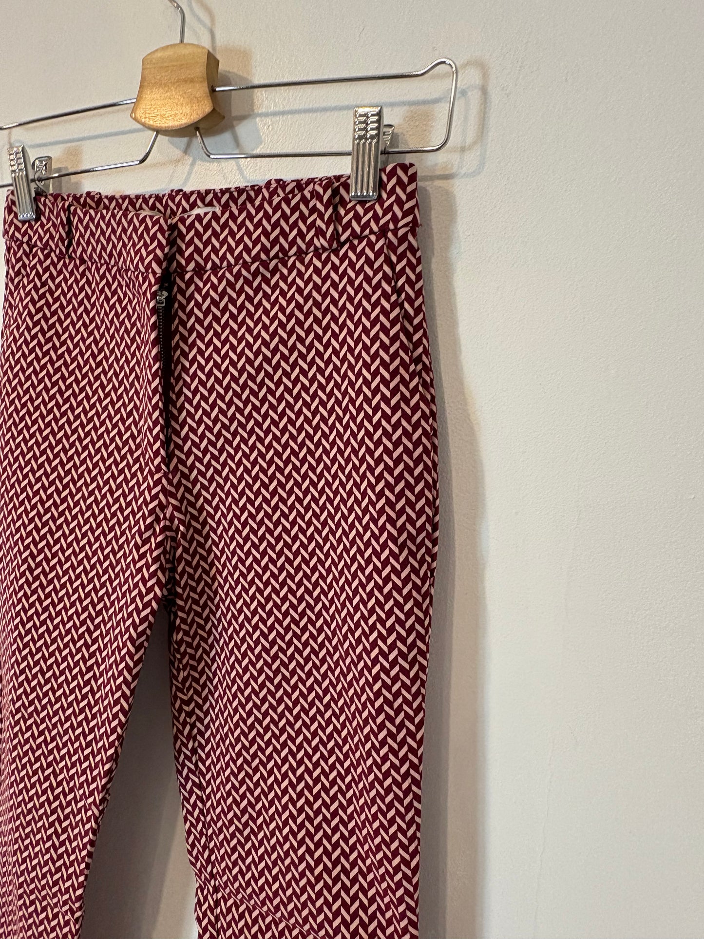 MANGO. Pantalón elastico burdeos estampado. T 36