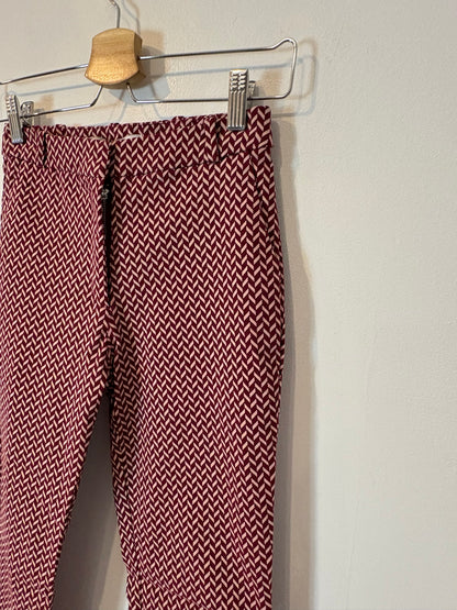 MANGO. Pantalón elastico burdeos estampado. T 36